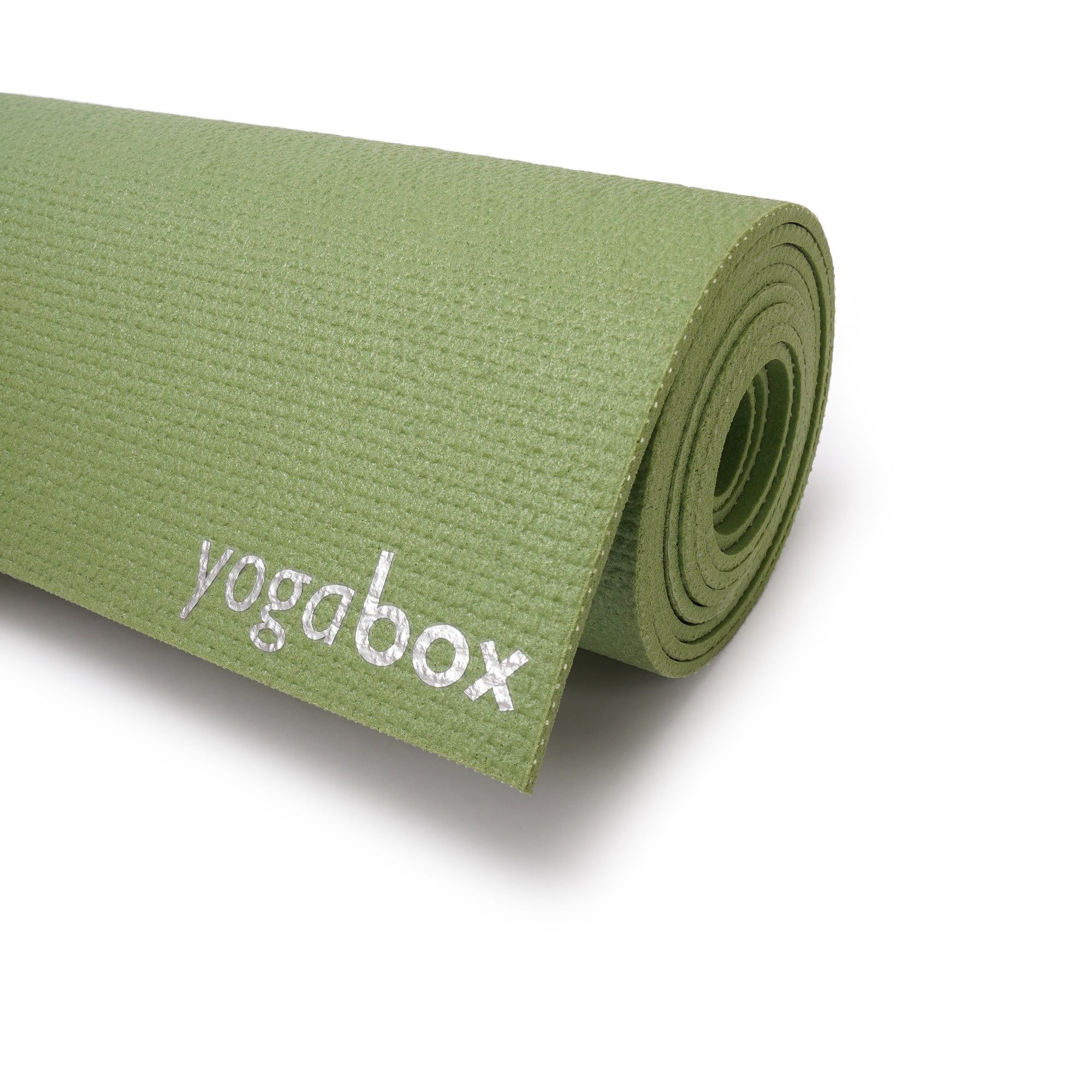 Olivgrüne Yogamatte mit aufgerolltem Ende und sichtbarem "yogabox" Logo.