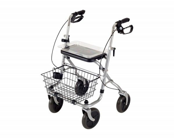 Rollator mit Tablett und Korb. Silberfarbenes Gestell, schwarze Räder. Griffe und Bremsen.
