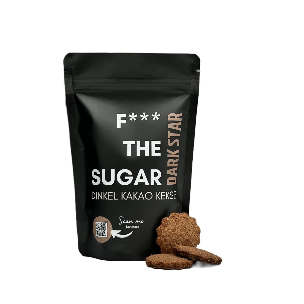 Schwarzer Beutel mit Keksen und Kekse daneben. Aufschrift: F*** THE SUGAR. Sorte: Dinkel Kakao Kekse. QR-Code.