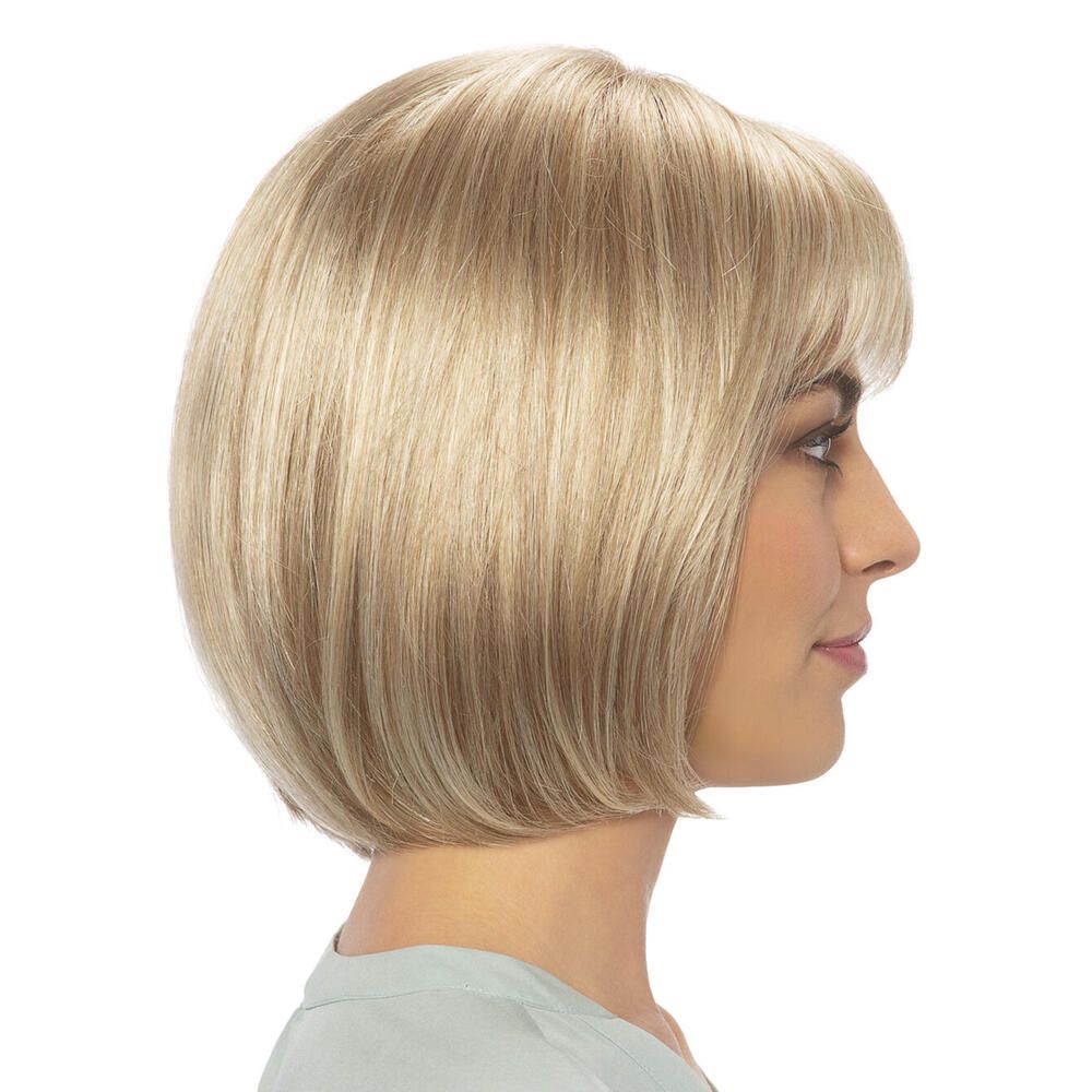 Blonde Perücke mit Pony. Kurzer Bob-Schnitt. Seitenansicht einer Frau mit Perücke.