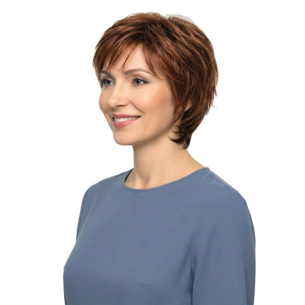 Kurzhaarperücke, rotbraun, mit Pony, auf einer Frau. Seitenansicht.