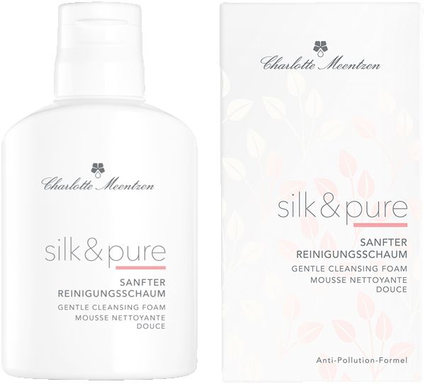 Weiße Flasche und Verpackung. Aufschrift: Charlotte Meentzen, silk & pure, Sanfter Reinigungsschaum. Anti-Pollution-Formel.