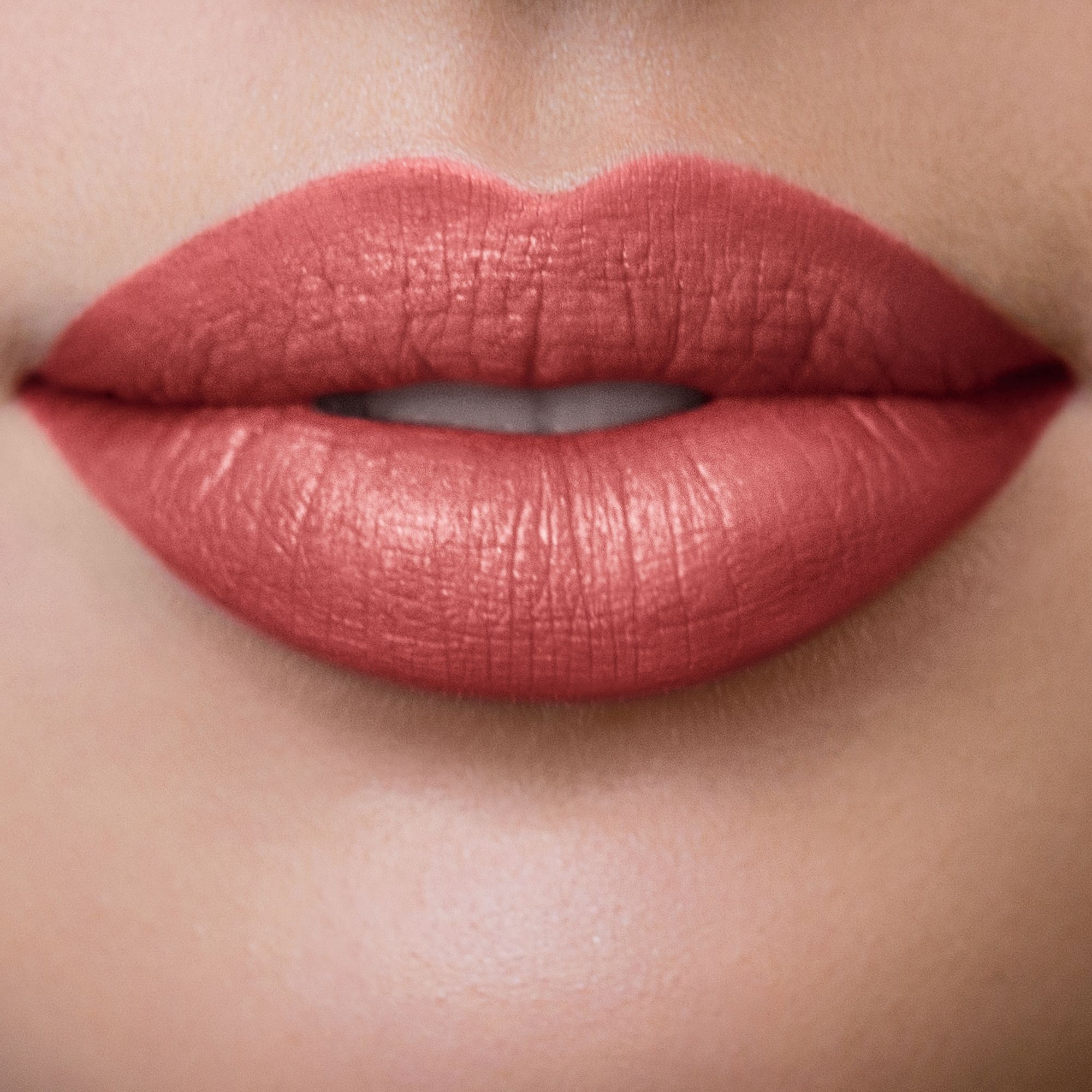 Nahaufnahme von Lippen, bedeckt mit rosarotem Lippenstift.