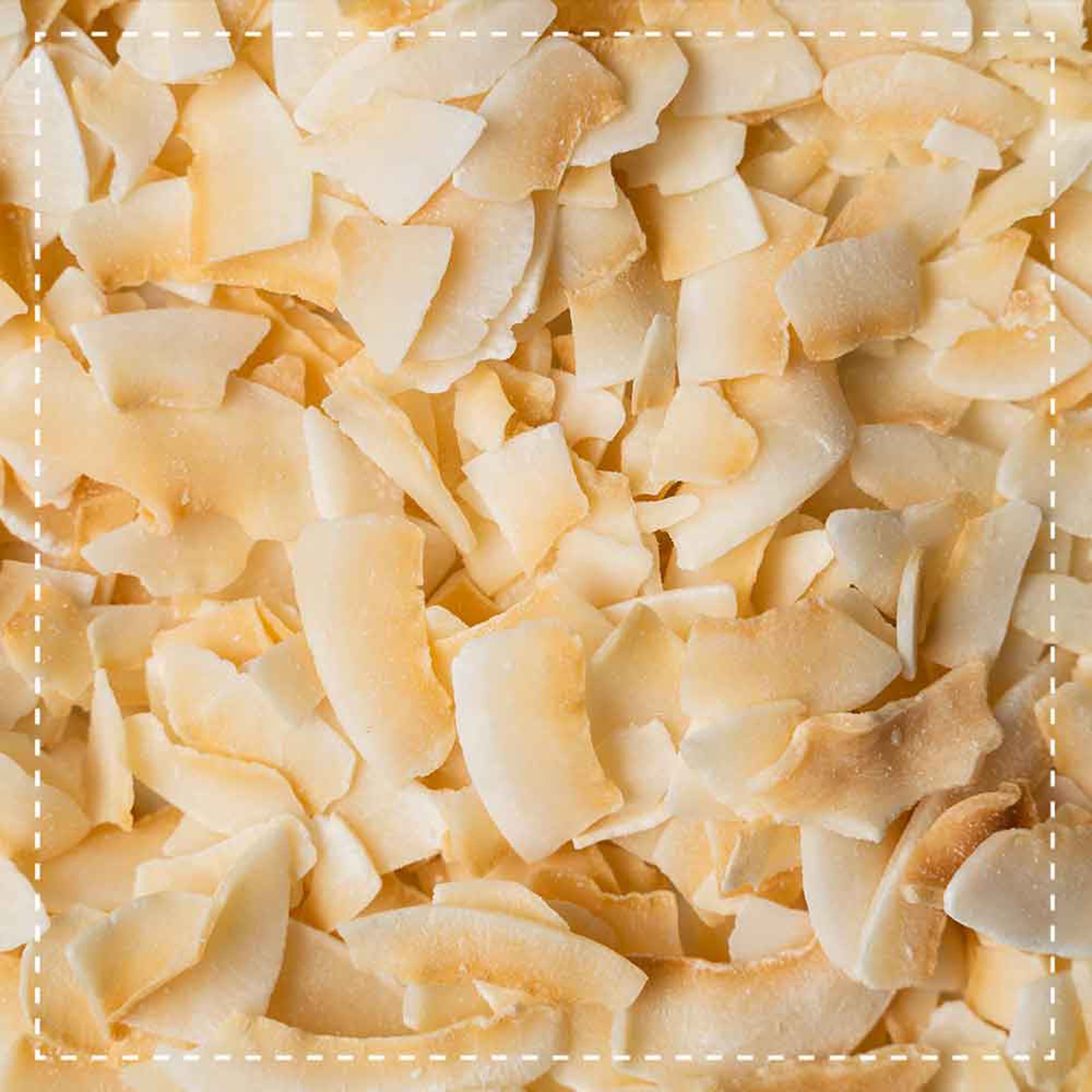 Primo piano di chips di cocco tostate. Colore marrone dorato chiaro. Forma piatta e irregolare.