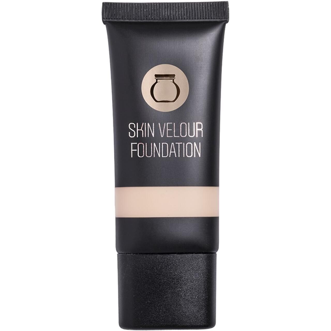 Schwarze Tube mit beiger Foundation. Aufschrift: Skin Velour Foundation. Rundes Logo mit Gefäß. Schwarzer Deckel.