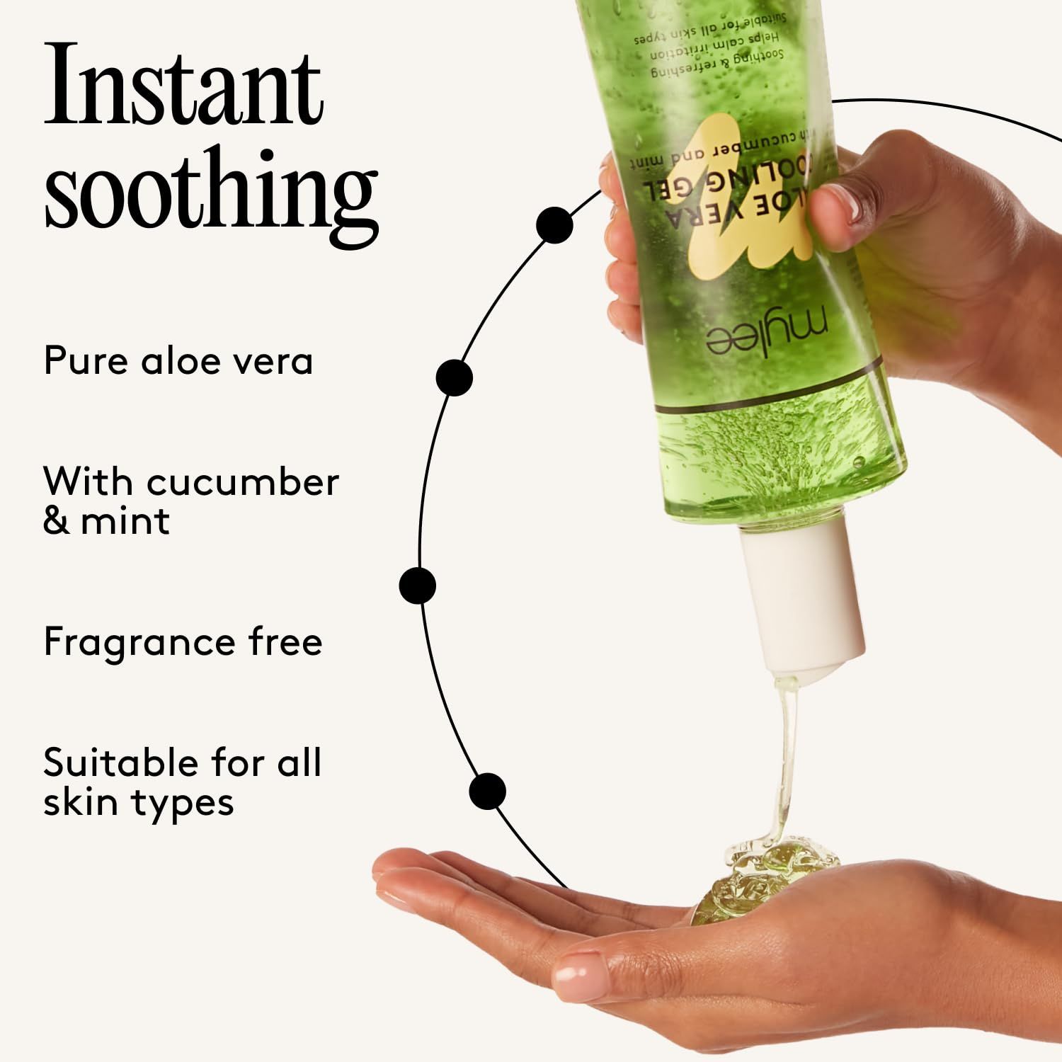 Aloe Vera Kühlendes Gel wird aus der Flasche auf die Hand gegossen. Text: Pure Aloe Vera, mit Gurke & Minze, parfümfrei, für alle Hauttypen.