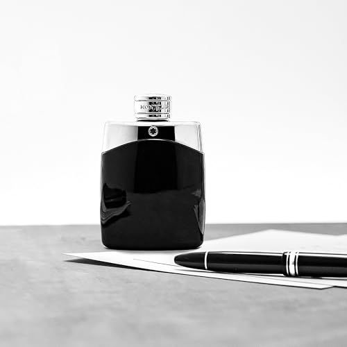 Schwarzer Flakon mit silberner Kappe, neben Stift und Papier. Aufschrift: MONTBLANC. Flakonform: rechteckig.