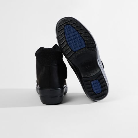 Schwarzer Damen-Stiefel mit Reißverschluss und Teddyfutter.