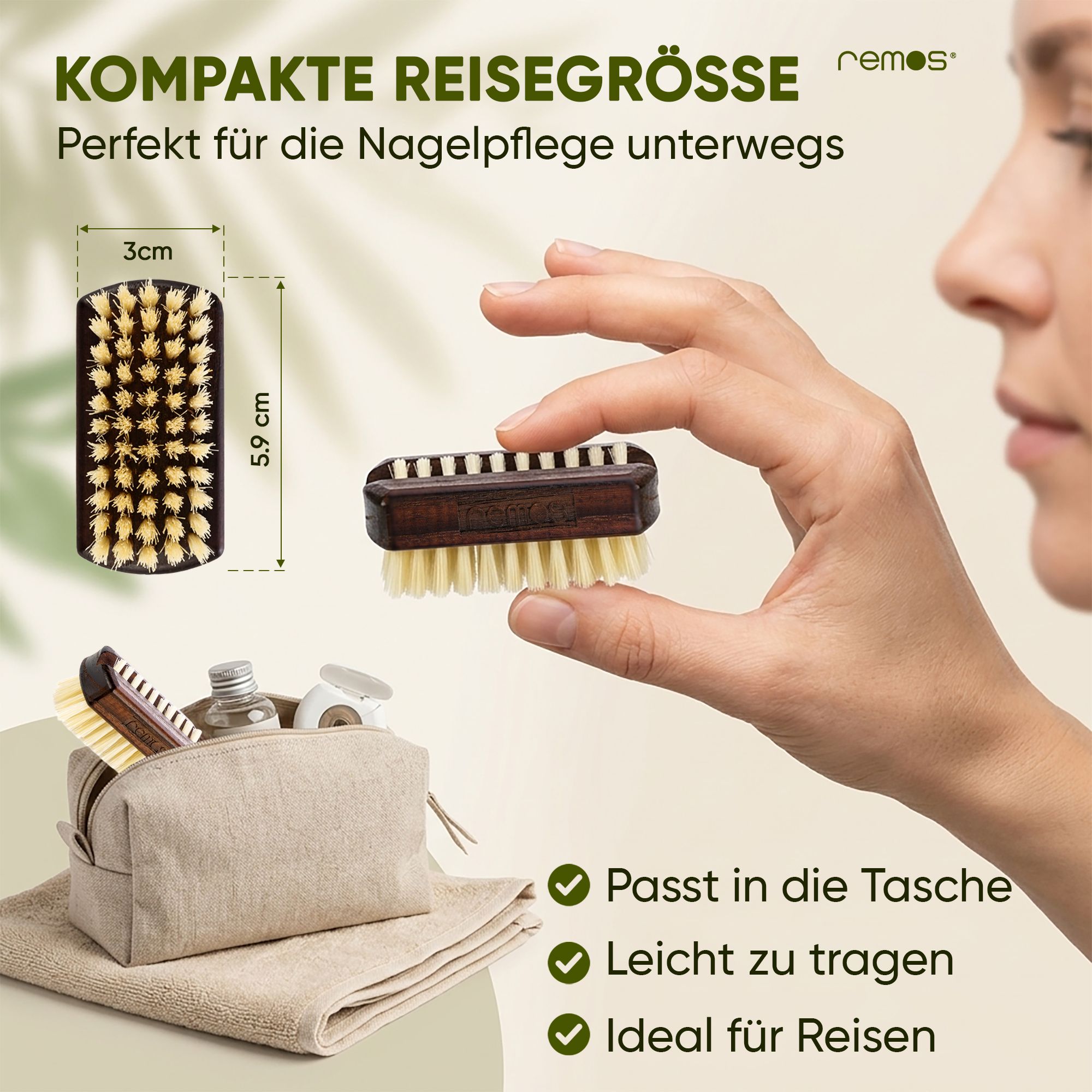 Kompakte Reisenagelbürste mit Naturborsten. Abmessungen: 3x5,9 cm. Gehalten von einer Hand. Text: Kompakte Reisegröße, passt in die Tasche, ideal für Reisen.