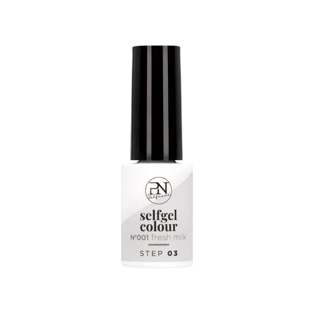 Eine Flasche Nagellack mit schwarzem Deckel. Auf der Flasche steht "PN selfgel colour N001 fresh milk STEP 03".