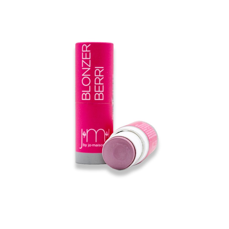 Due stick cosmetici. Uno stick rosa con la scritta "BLONZER BERRI" e il logo "jm by jo-maison". Il secondo stick è aperto.