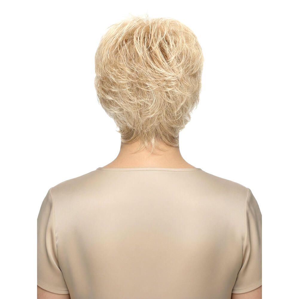 Blonde Perücke mit kurzem Schnitt. Rückansicht einer Frau mit beigem Oberteil. Kurze, lockige Haare.