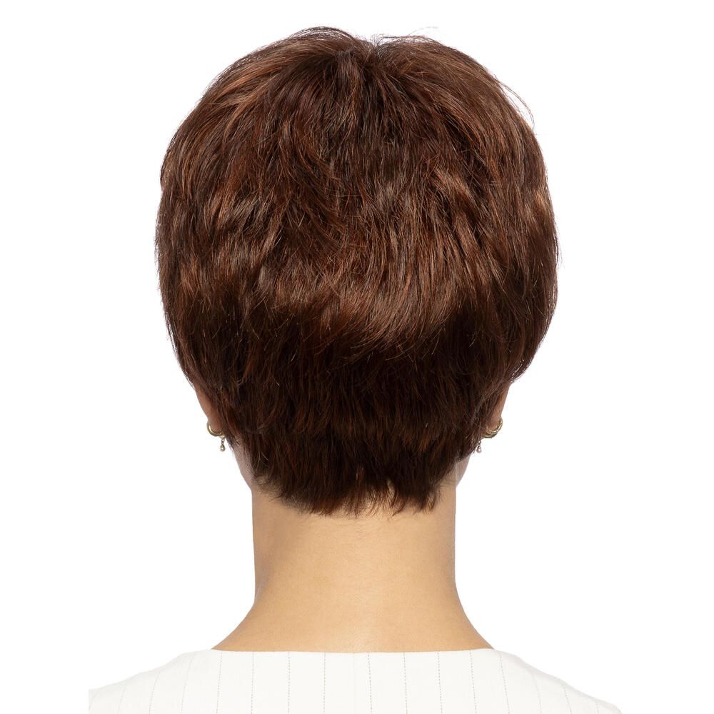 Kurzhaarperücke, rotbraun, mit Pony, Rückansicht. Frau mit Ohrringen. Auf weißem Hintergrund.