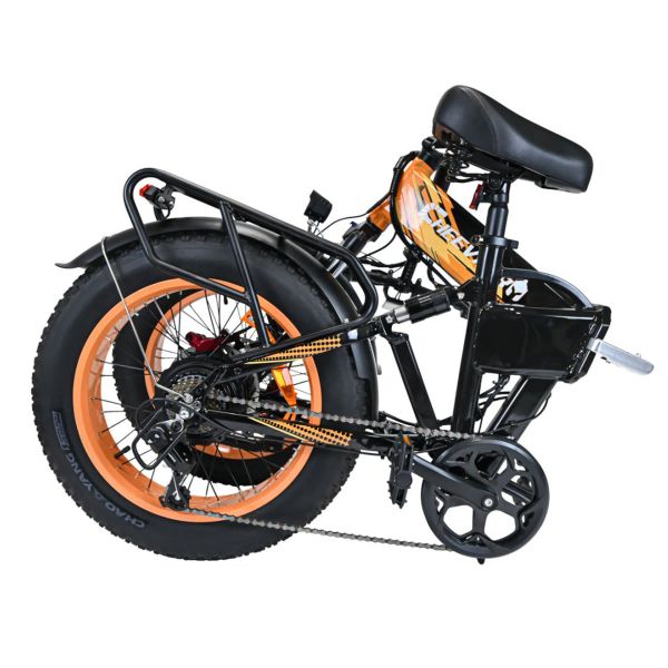 Gefaltetes Elektrofahrrad, schwarz und orange. Dicke Reifen, Gepäckträger. Cheevalry-Logo sichtbar.