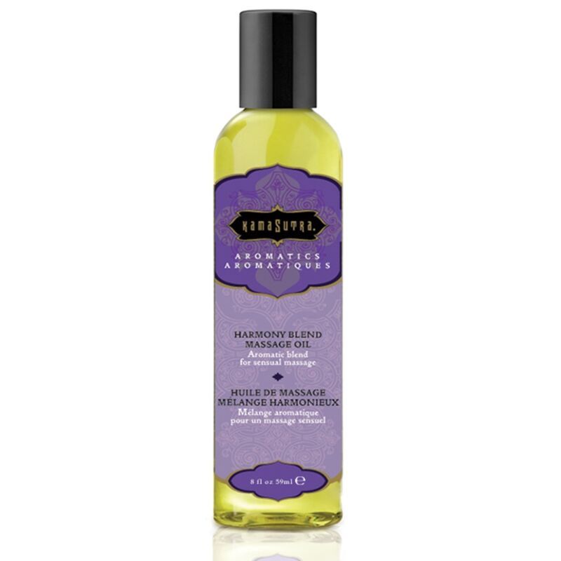 Flasche Massageöl. Lila Etikett mit Kamasutra-Logo und Text: Harmony Blend Massage Oil. Schwarzer Deckel. Gelbe Flüssigkeit.