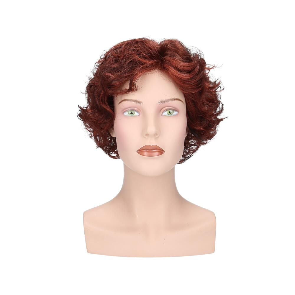 Perücke Maryna von Lofty, rotbraunes, lockiges Haar, auf einem Schaufensterkopf. Frontansicht.