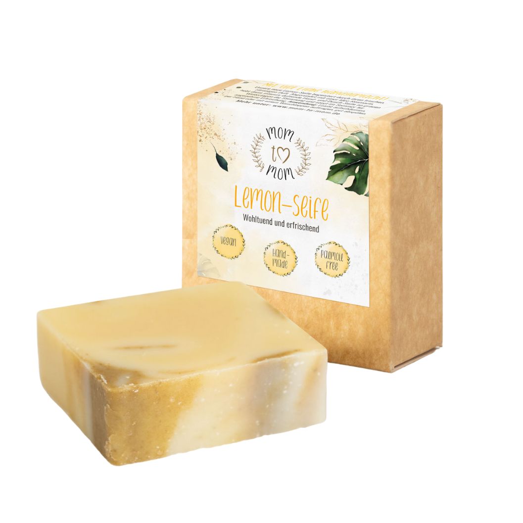 Seife mit Verpackung. Aufschrift: mom to mom Lemon-seife. Vegan, handgemacht, palmölfrei.