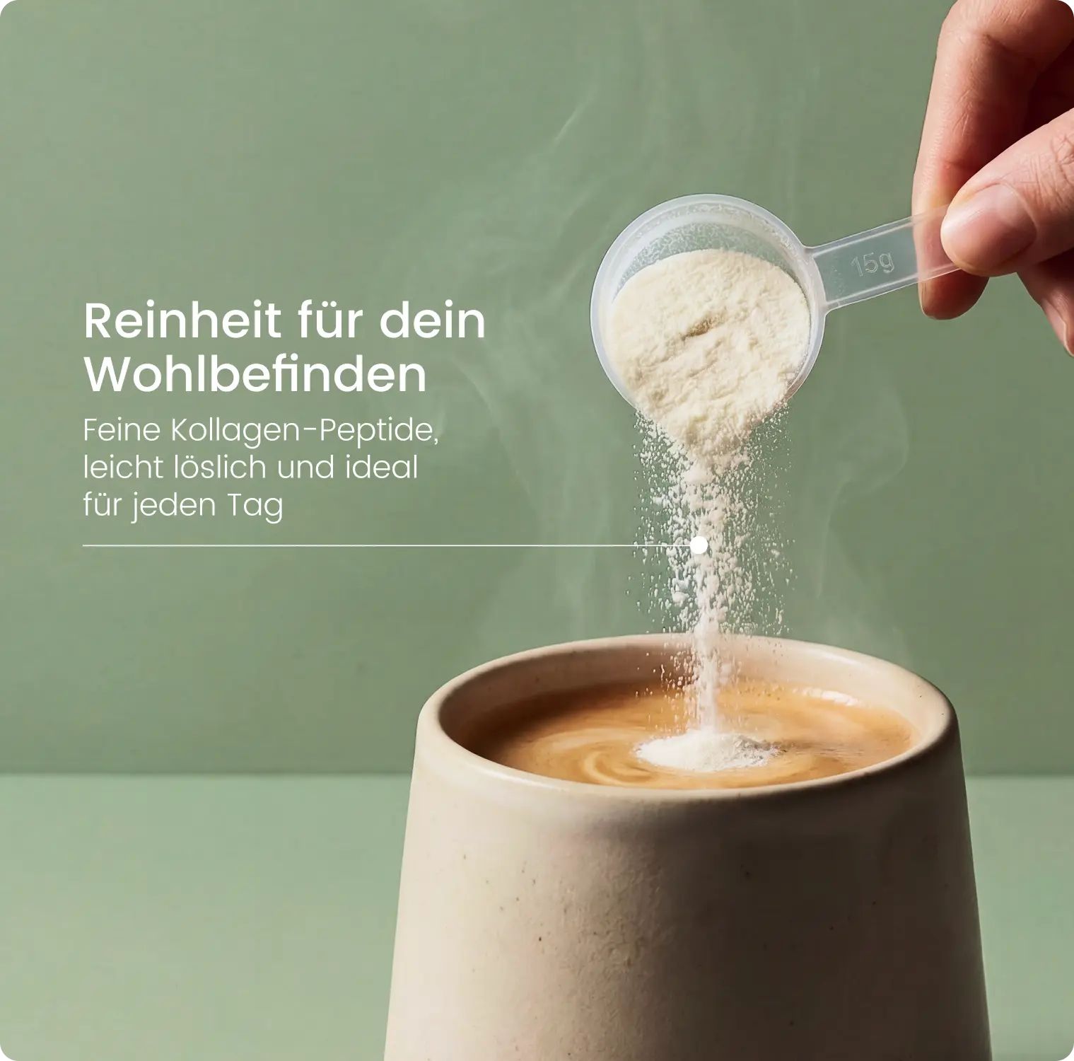 Kollagen Pure Peptides Pulver wird in eine Tasse gegossen. Text: Reinheit für dein Wohlbefinden, feine Kollagen-Peptide, leicht löslich.