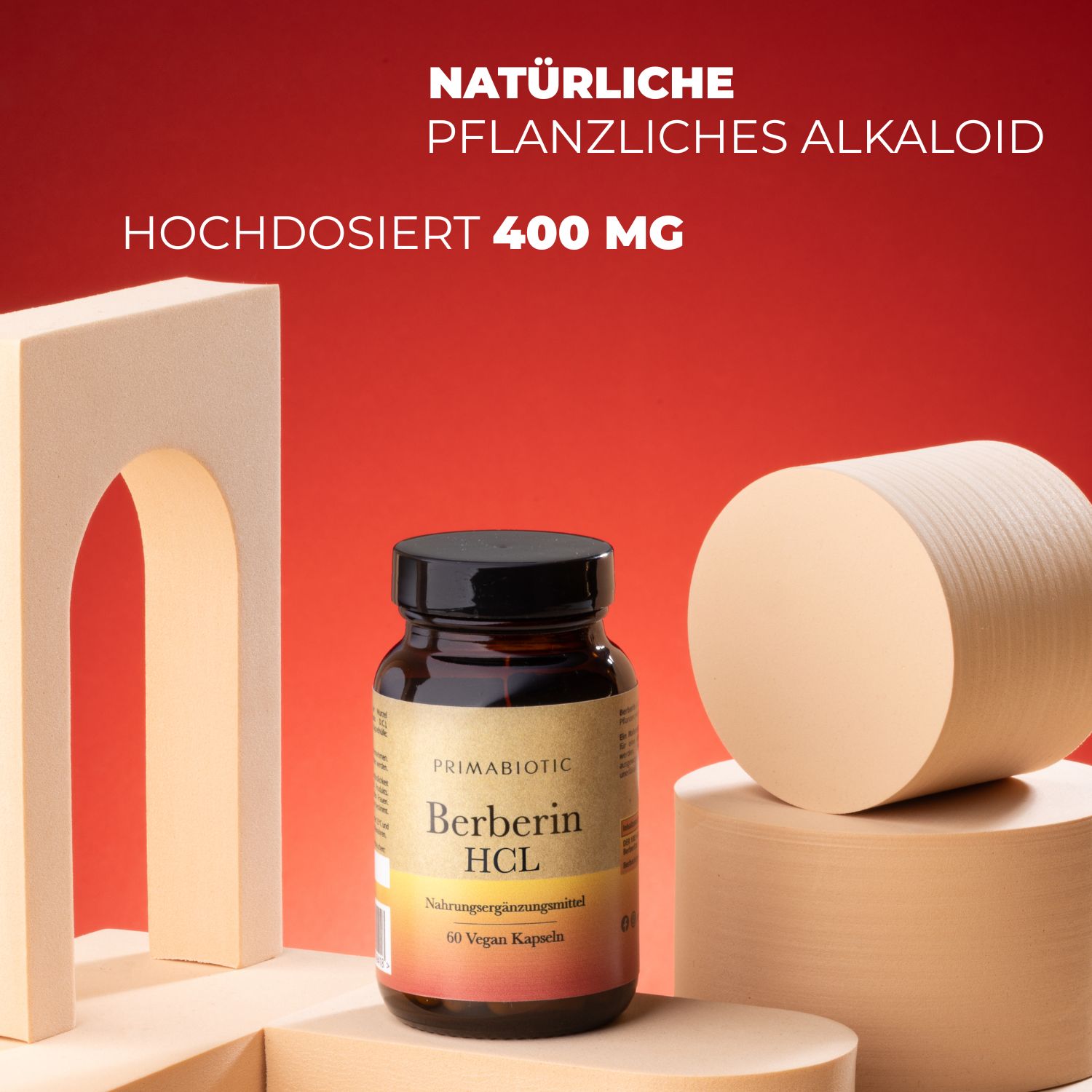 Braune Flasche mit schwarzem Deckel. Etikett mit "PRIMABIOTIC", "Berberin HCL", "60 Vegan Kapseln". Auf Podest.