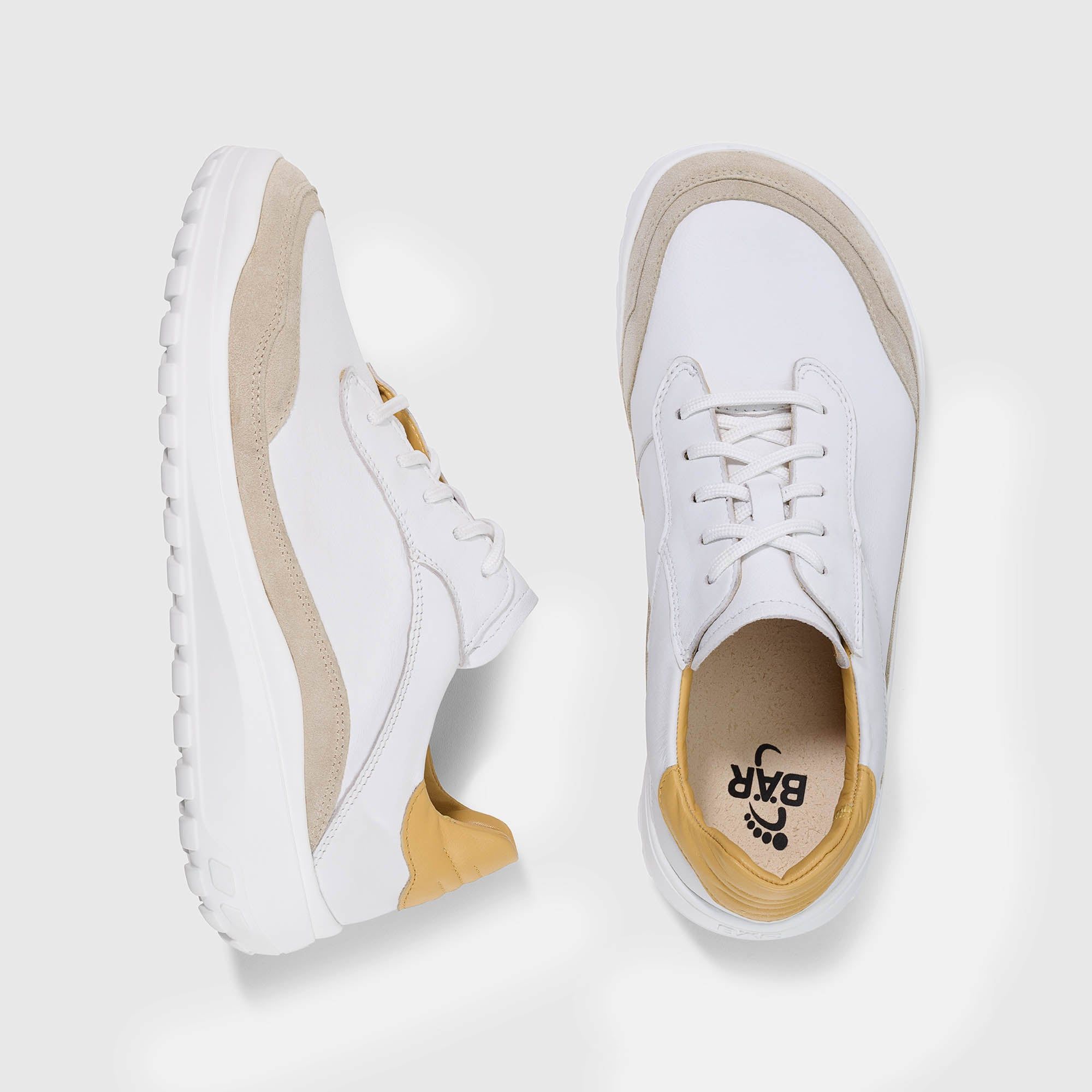 Zwei Schuhe, Draufsicht. Weiß mit beigen und gelben Akzenten. Marke 'BÄR' sichtbar.