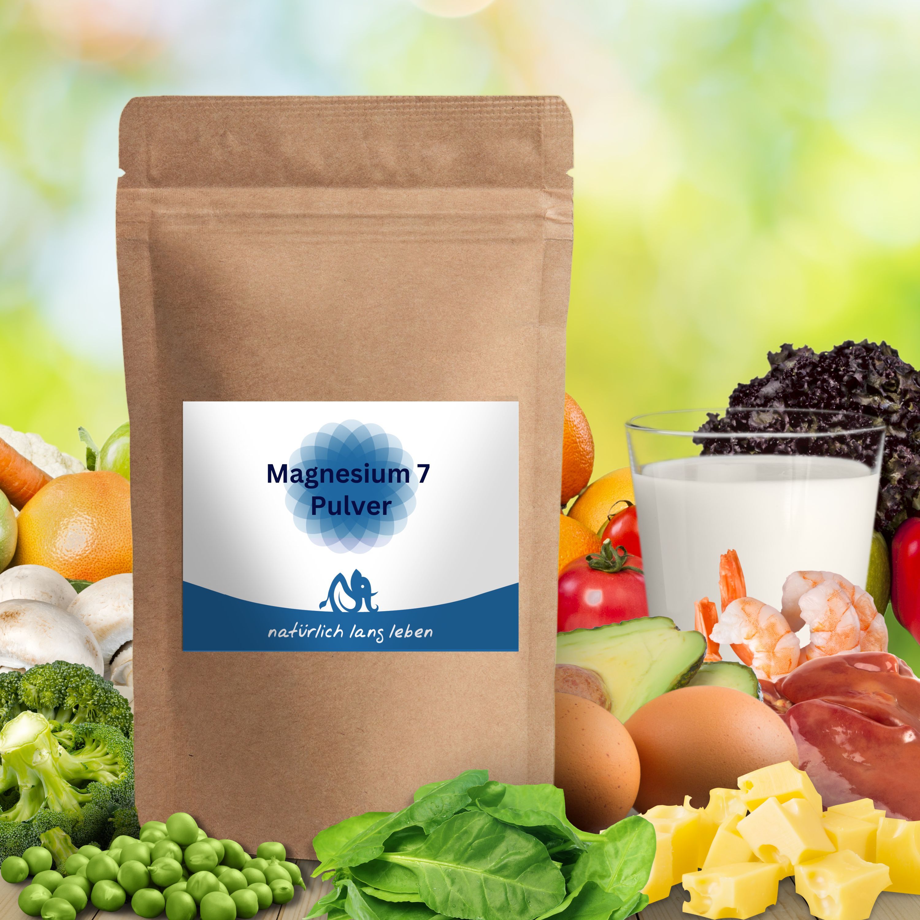 Braune Tüte mit Etikett: Magnesium 7 Pulver. Umgeben von Lebensmitteln wie Gemüse, Obst, Milch und Eiern.