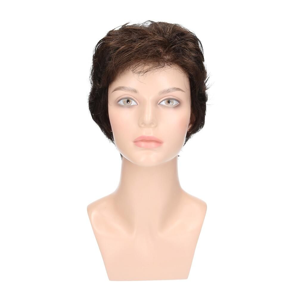 Perücke RIVA, braun, auf einem Schaufensterkopf. Kurze, gewellte Haare. Frontansicht.