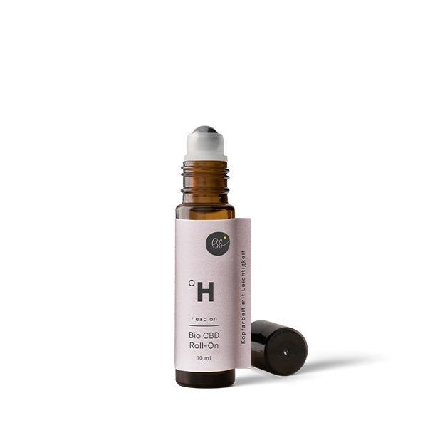 Braune Glasflasche mit Roll-On-Applikator. Etikett mit Text: Bio CBD Roll-On. Schwarzer Deckel daneben.