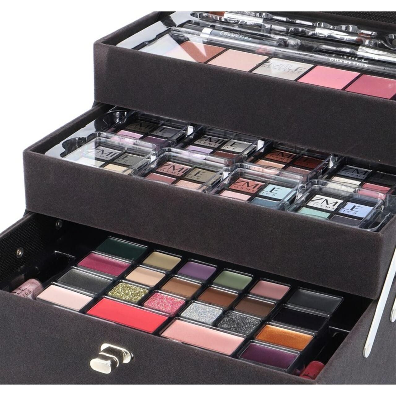 Nahaufnahme eines geöffneten Kosmetikkoffers. Mehrere Lidschatten-Paletten und Make-up-Produkte sind sichtbar.