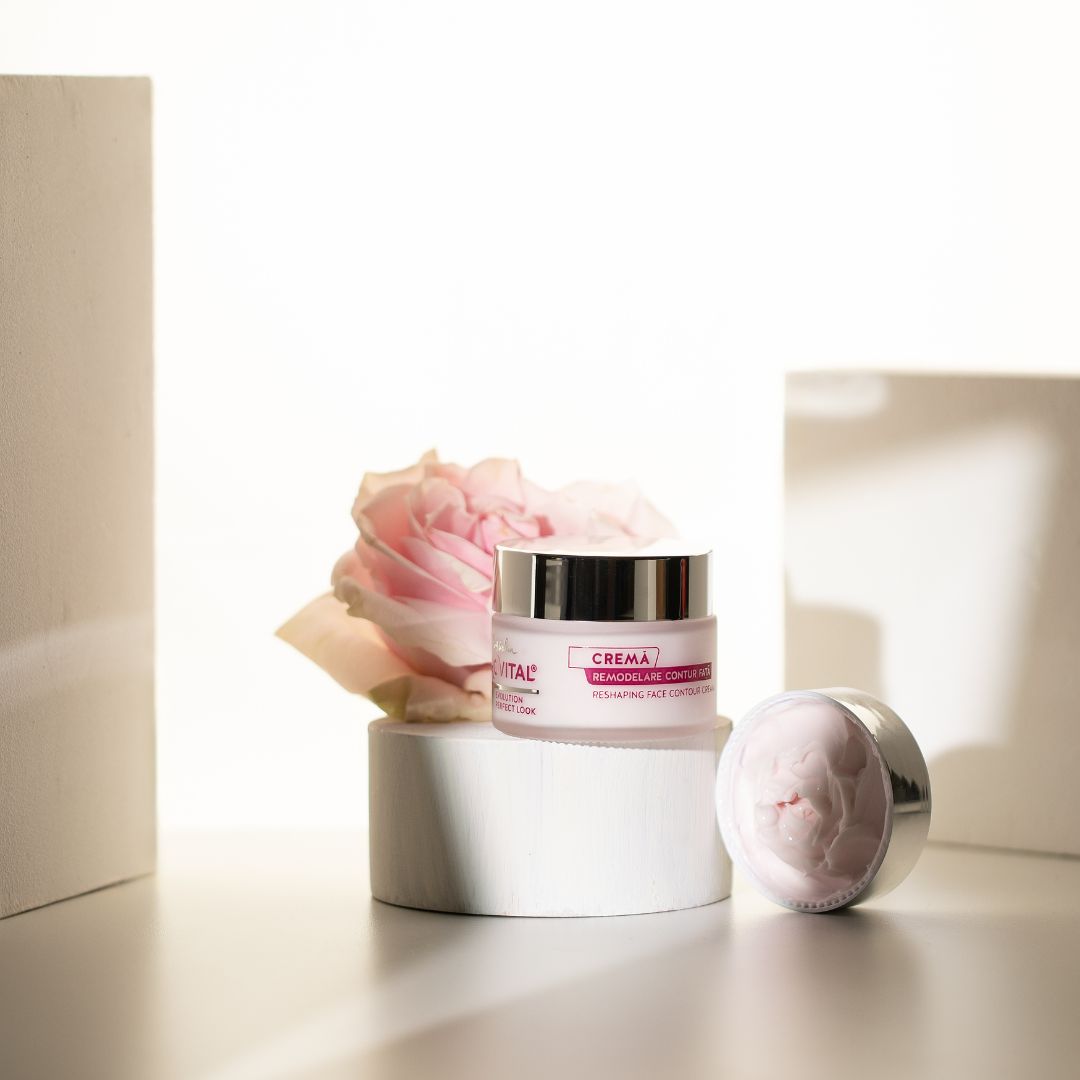 Creme-Tiegel auf Podest mit Rose. Aufschrift: Gerovital H3, Crema Rimodellante Contorno Viso.