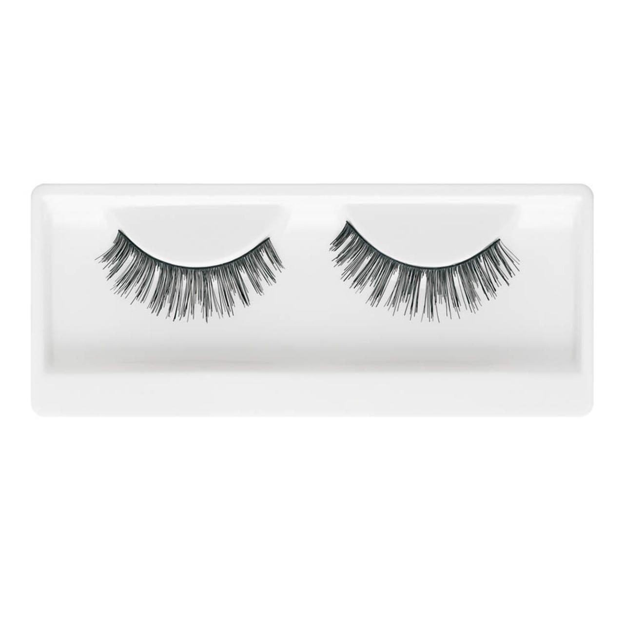 Künstliche Wimpern, schwarz, in weißer Verpackung. Zwei Wimpernpaare nebeneinander.