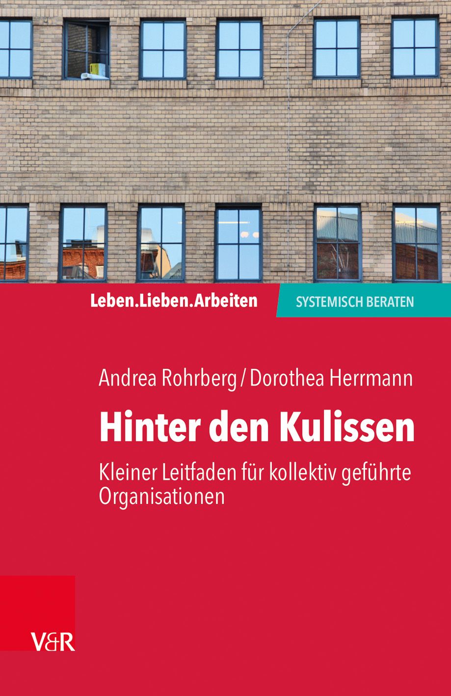 Buchcover: "Hinter den Kulissen". Titel in Weiß auf rotem Hintergrund. Autoren: Andrea Rohrberg, Dorothea Herrmann. Verlag V&R.