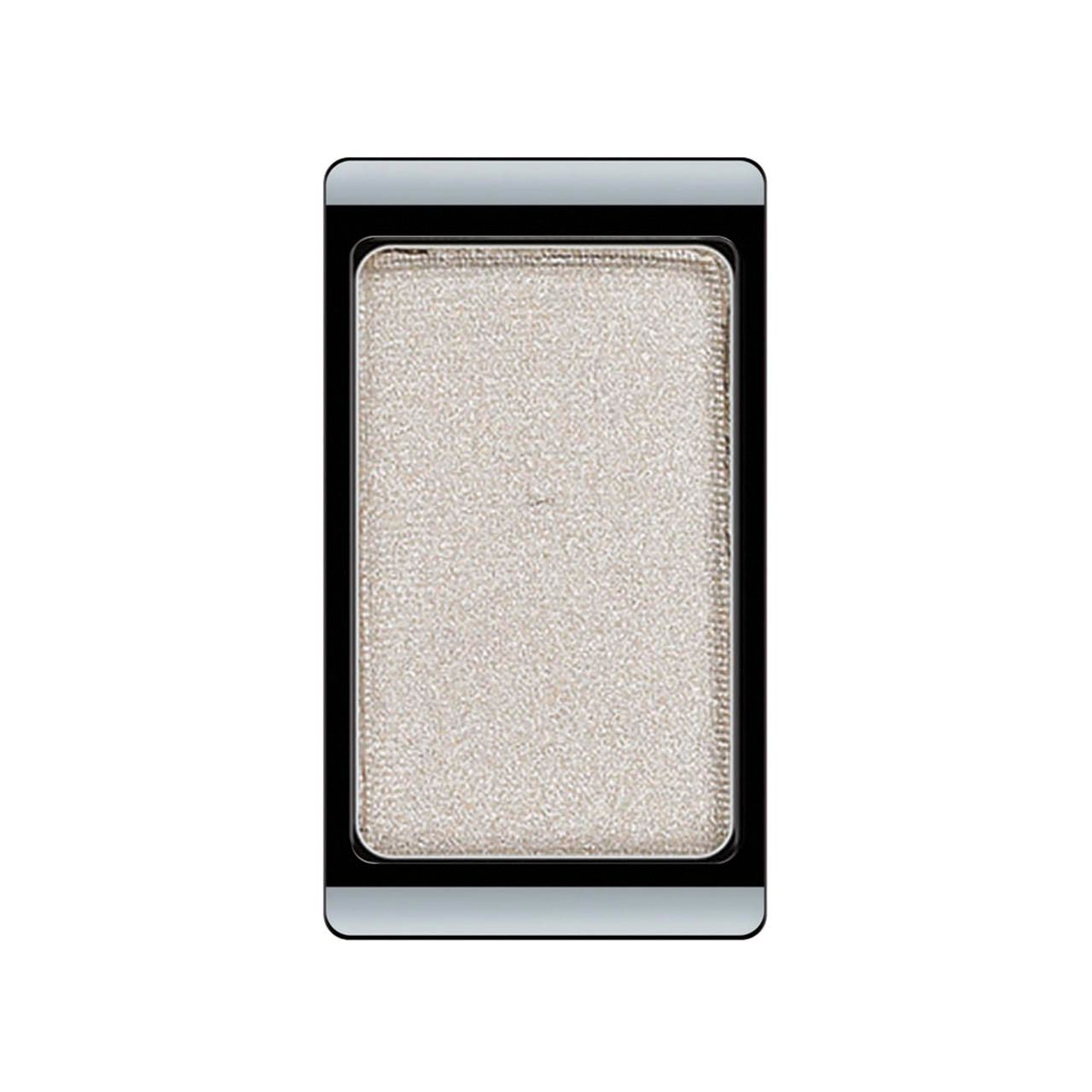 Lidschatten Pearlfarben in rechteckiger, schwarzer und silberner Verpackung. Glitzernder, heller Farbton.