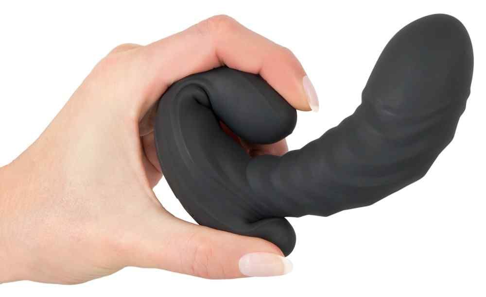 Schwarzer G&P-SPOT Vibrator, gehalten in einer Hand. Geformt mit einem gebogenen Schaft und einem gebogenen Ende.