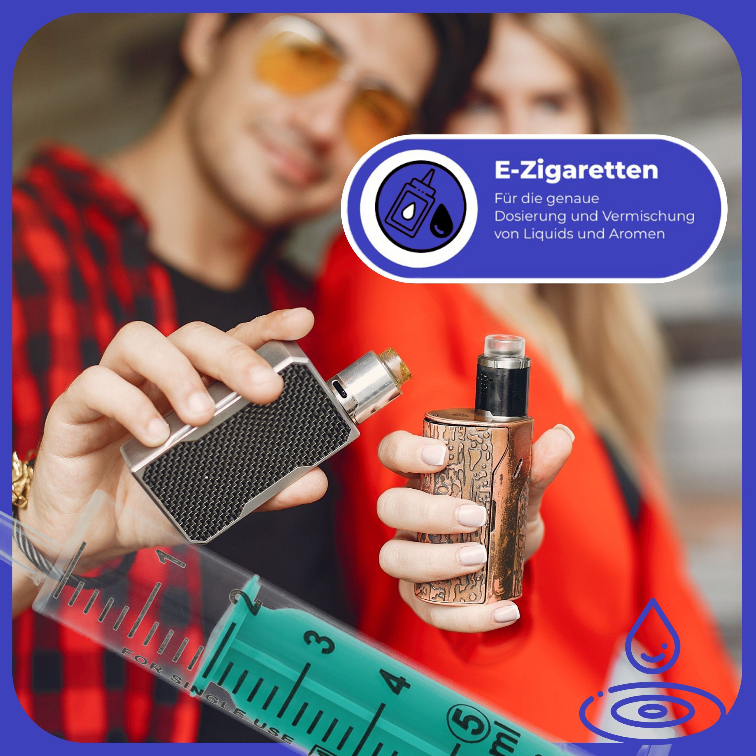 Grüne 5ml Spritze, neben E-Zigaretten. Kontext: Dosierung von Liquids.