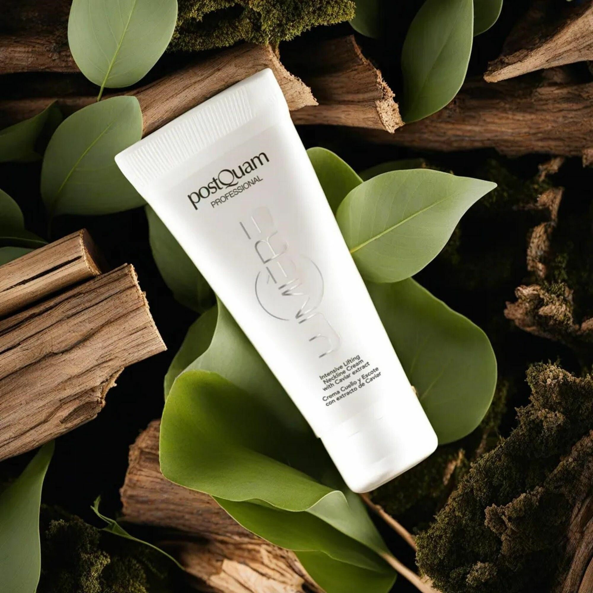 Weiße Tube mit Produkttext und Logo. Liegt auf Blättern, Holz und Moos. Text: PostQuam Professional, Caviar Lumiere.