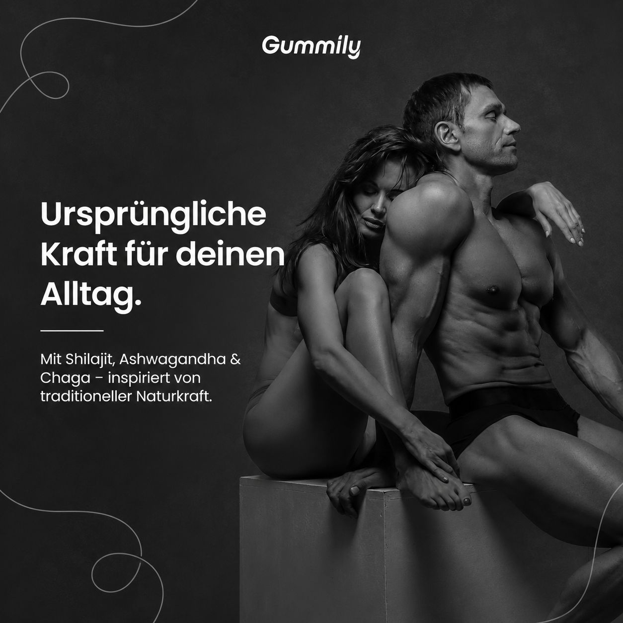 Mann und Frau sitzen eng beieinander, Gummily Logo oben rechts.