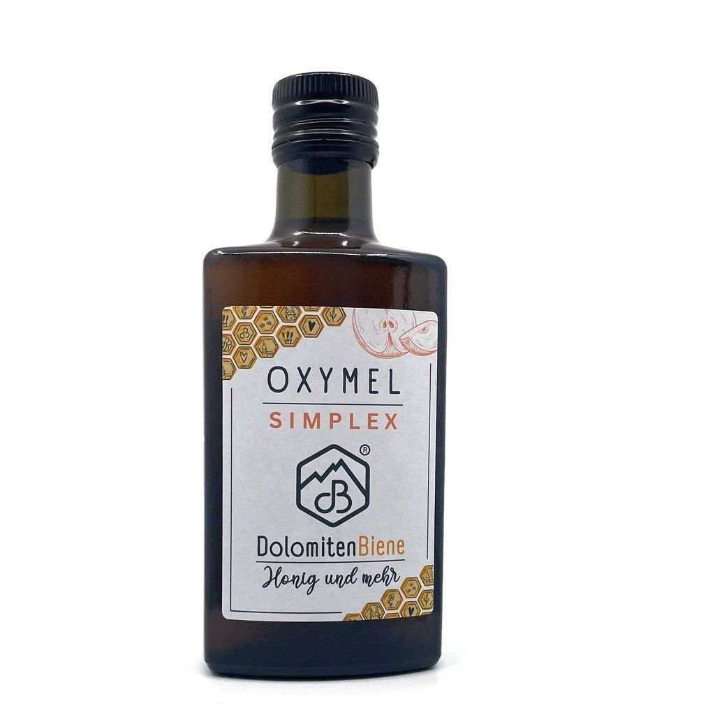 Braune Glasflasche mit schwarzem Deckel. Etikett mit Oxymel Simplex und DolomitenBiene Logo. Honig und mehr.