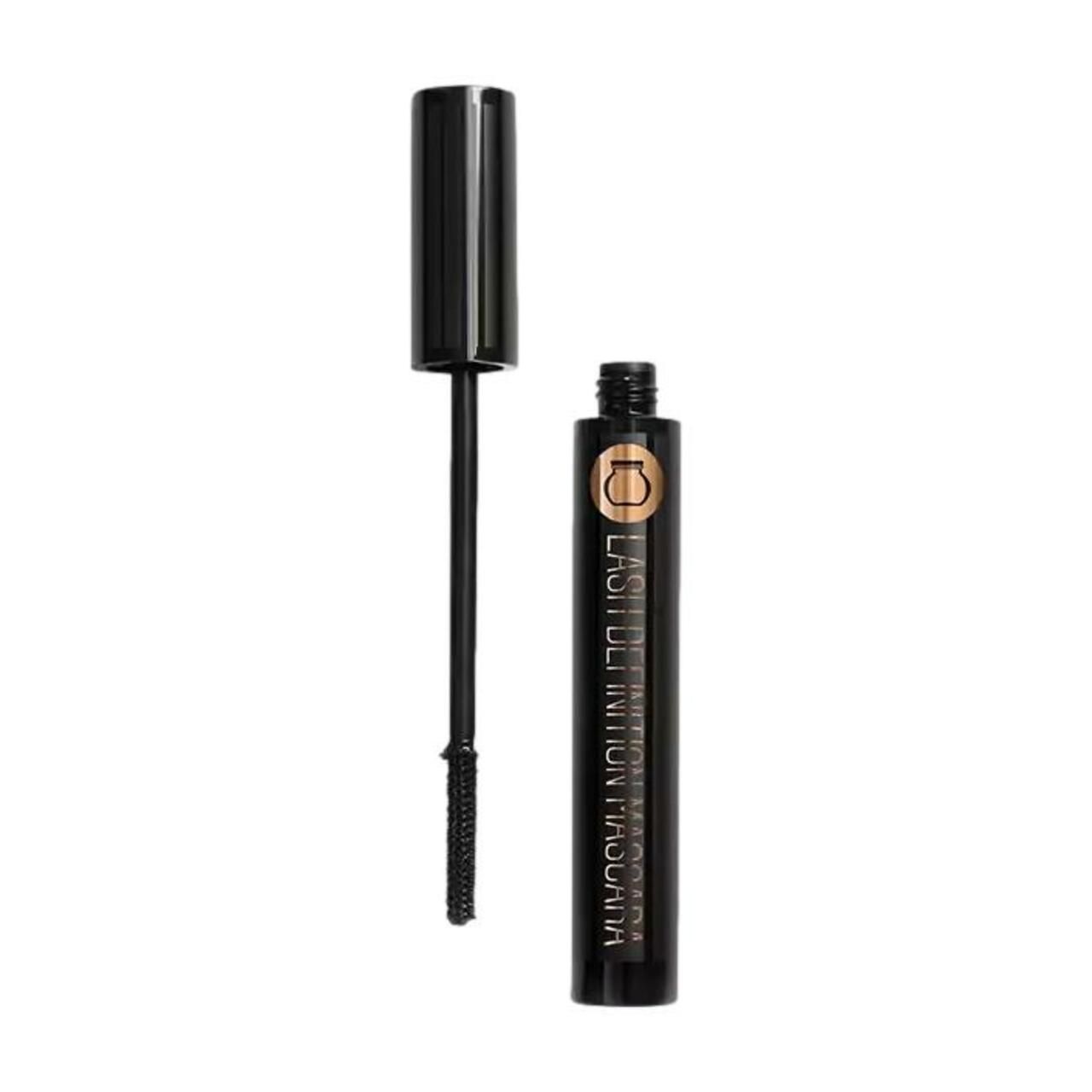 Schwarze Mascara-Tube mit geöffnetem Deckel und Bürste. Aufschrift: LASH DEFINITION MASCARA.