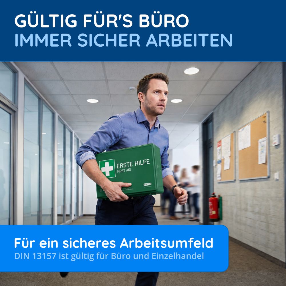 Mann trägt Erste-Hilfe-Kasten in einem Büroflur. Kasten mit weißem Kreuz, "ERSTE HILFE" Aufschrift.