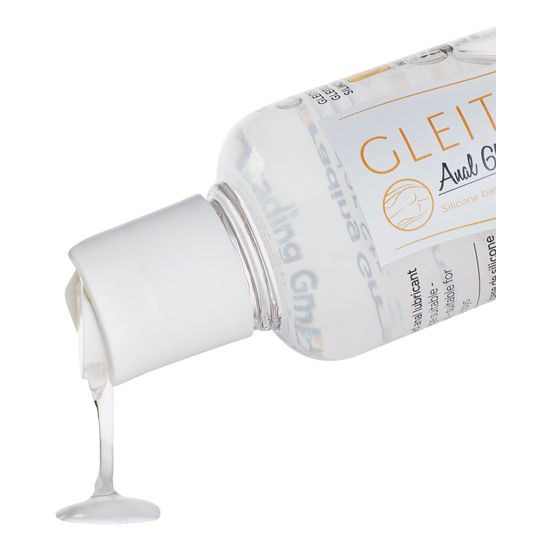 Nahaufnahme einer Flasche, aus der klares Gel fließt. Aufschrift: GLEITFREUDE, Anal Gleitgel auf Silikonbasis.