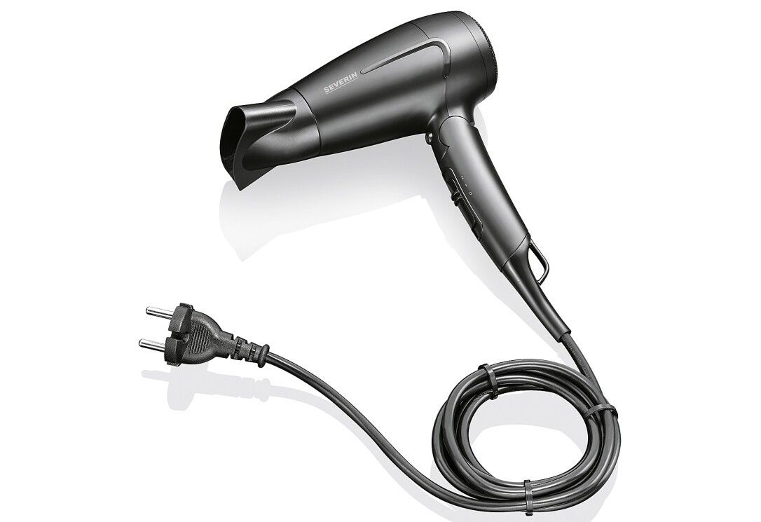 Dunkelgrauer Haartrockner mit Netzkabel und Stecker. Der Haartrockner hat eine Aufhängeöse.