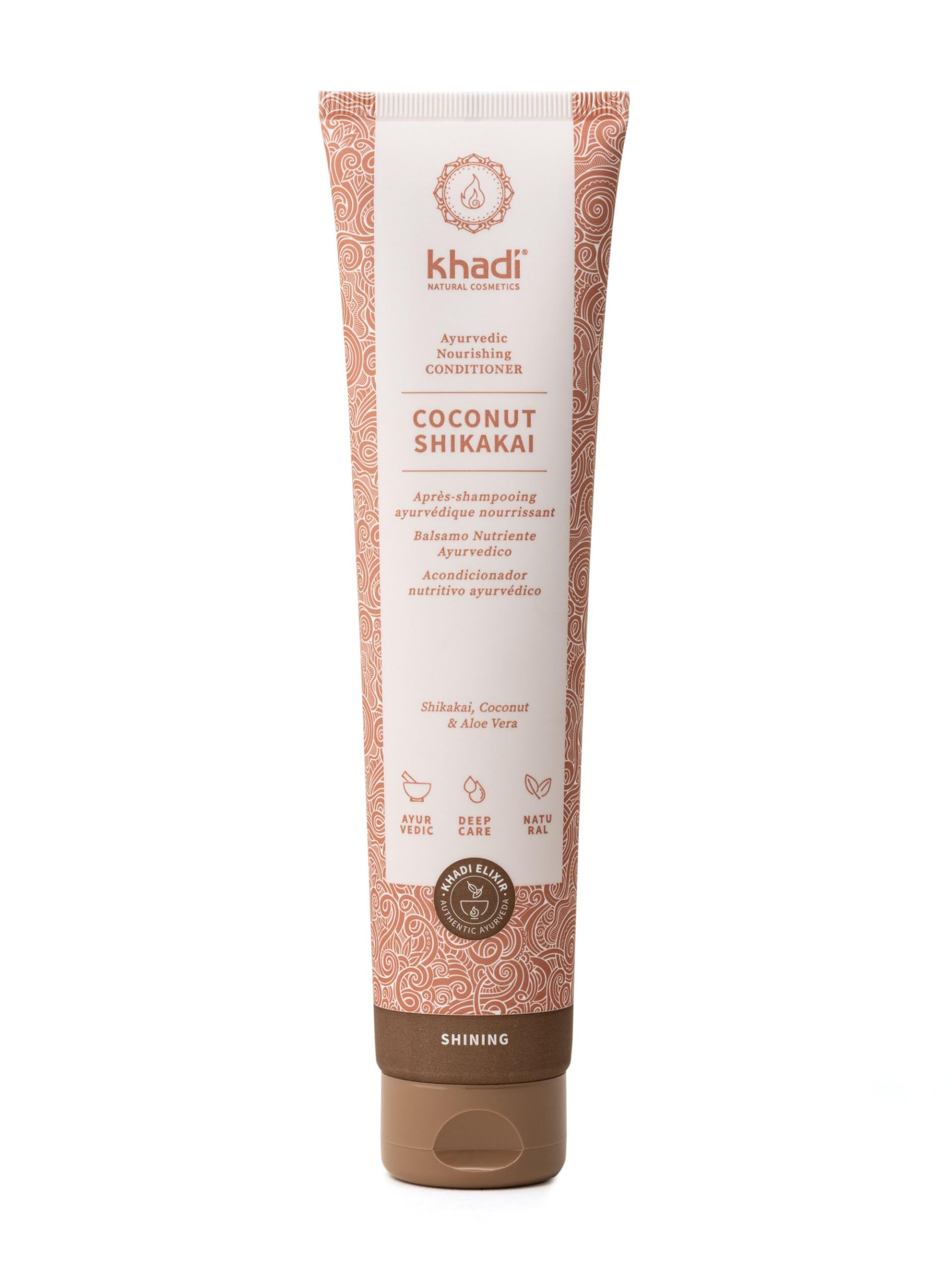 Khadi Kokos Shikakai Conditioner Tube. Beige-braunes Design mit Produktnamen und Inhaltsstoffen. Ayurveda-Zertifizierung.