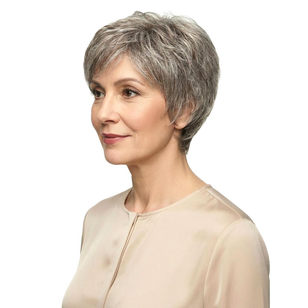 Frau mit grauer Kurzhaarperücke. Seitenansicht. Helles Oberteil. Weißer Hintergrund.