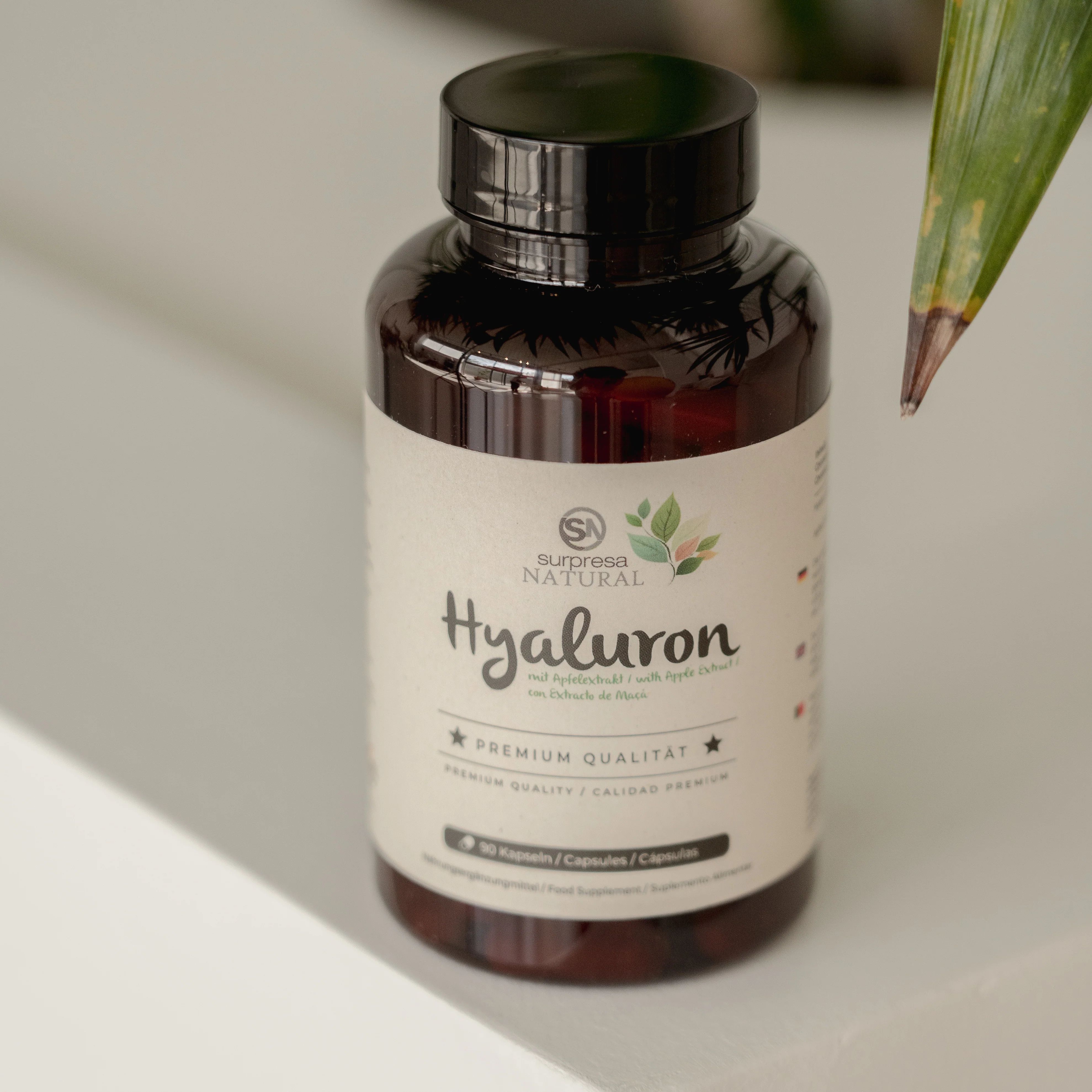 Braune Flasche mit schwarzen Deckel. Aufschrift: Hyaluron, Premium Qualität, 90 Kapseln. Marke: Surpresa Natural.