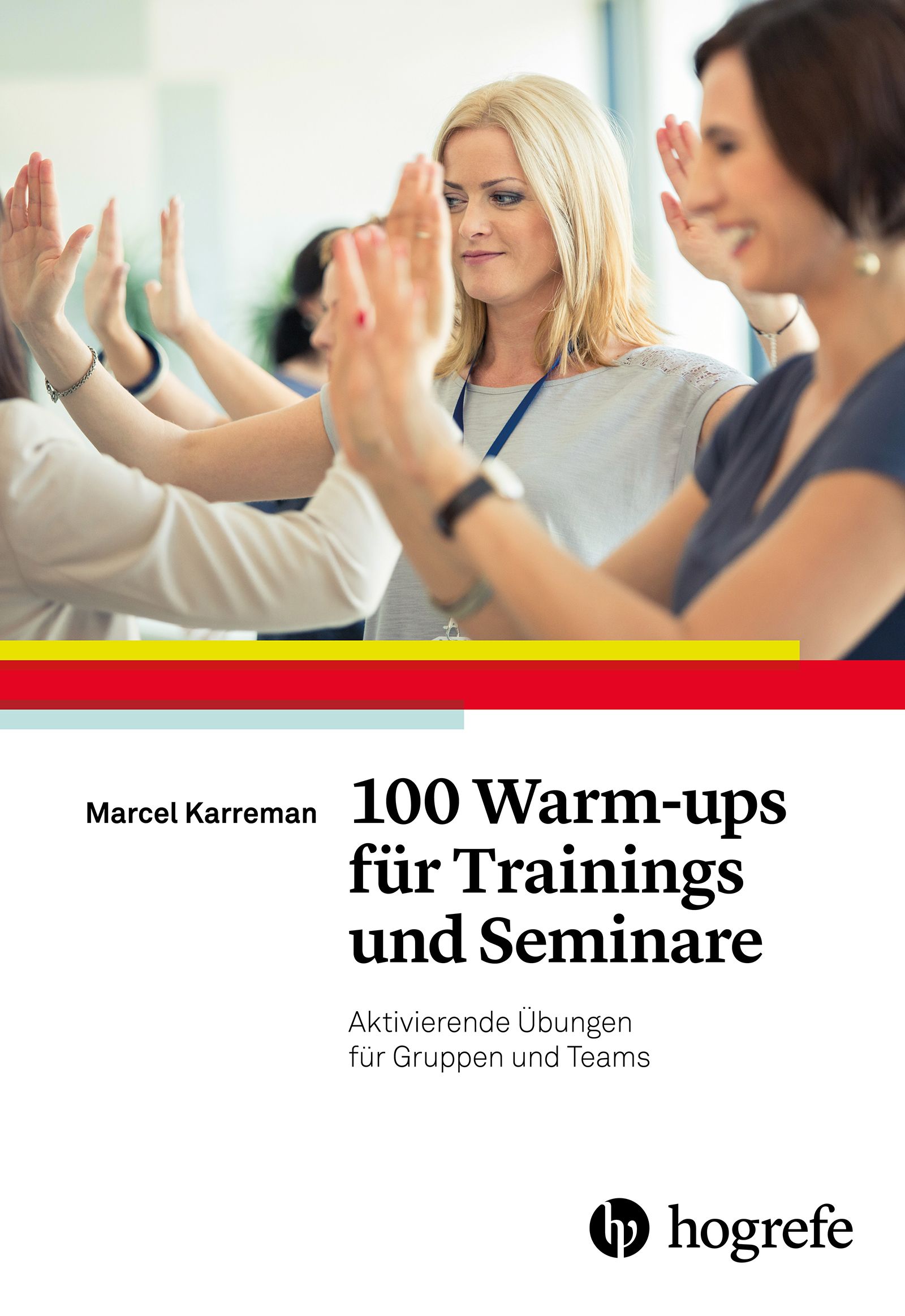 Buchcover: "100 Warm-ups für Trainings und Seminare". Autor: Marcel Karreman. Verlag: Hogrefe. Personen heben Hände.