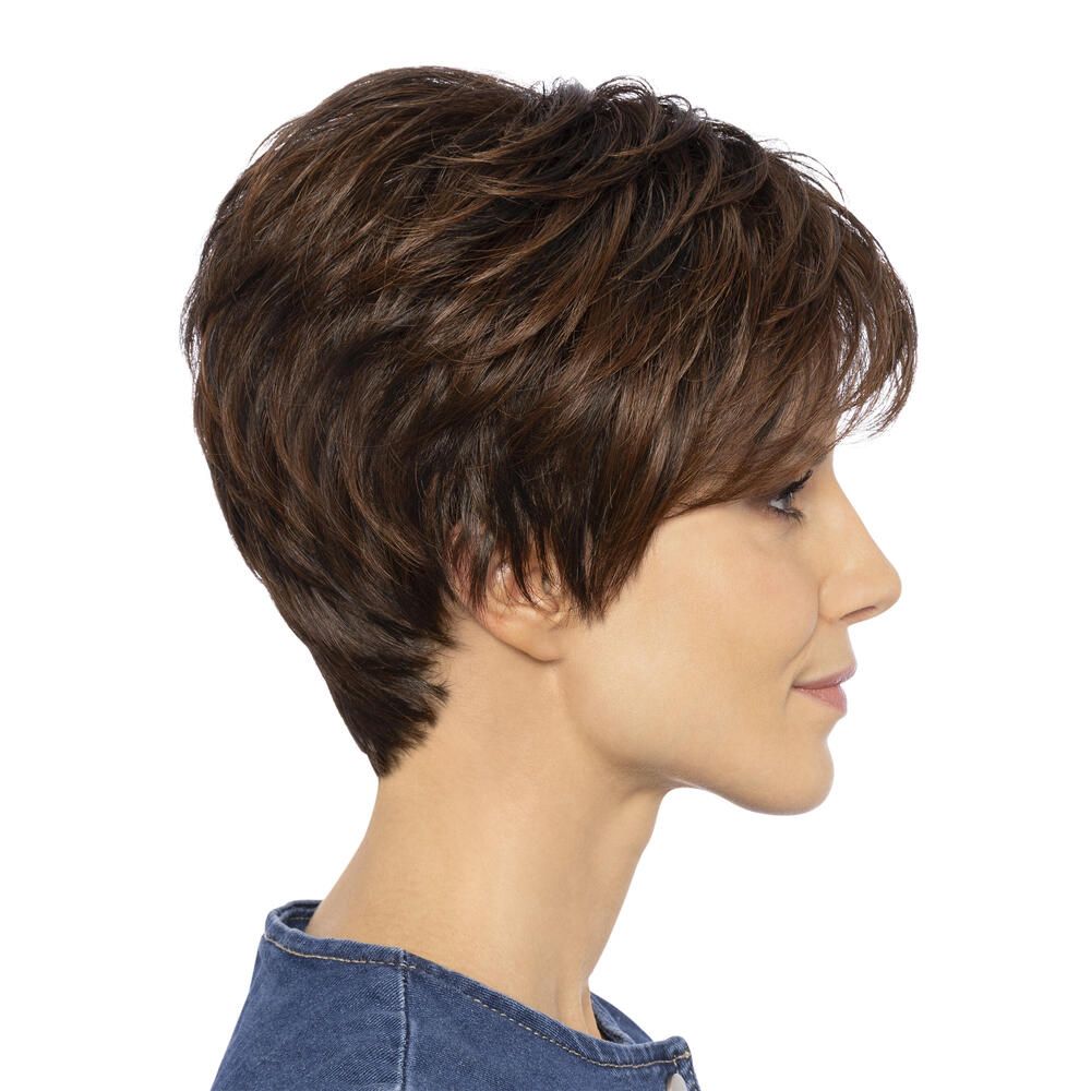 Kurzhaarperücke in Braun mit Pony. Seitenansicht einer Frau mit Perücke.