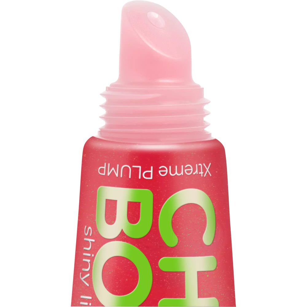 Nahaufnahme der Spitze einer roten Tube mit "Chili Bomb shiny lipgloss" Schriftzug. Transparente Spitze.