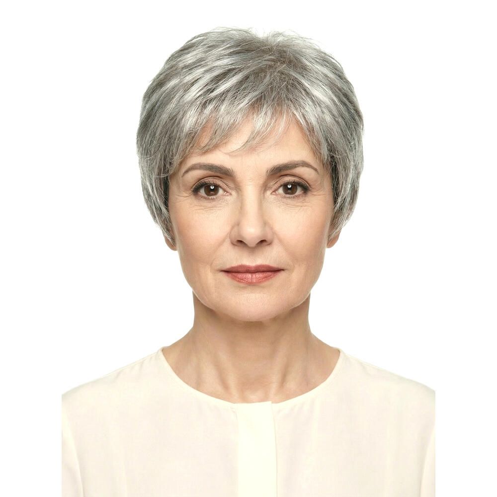 Kurzhaarperücke, graues Haar, Frontansicht einer Frau. Helles Oberteil. Natürlicher Look.