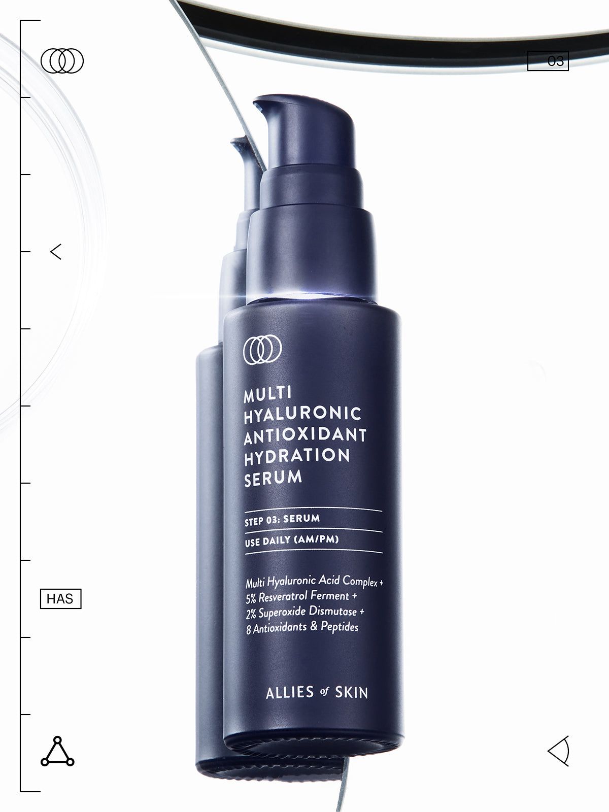 Dunkelblaue Flasche mit Pumpe. Aufschrift: Multi Hyaluronic Antioxidant Hydration Serum. Marke: ALLIES OF SKIN.
