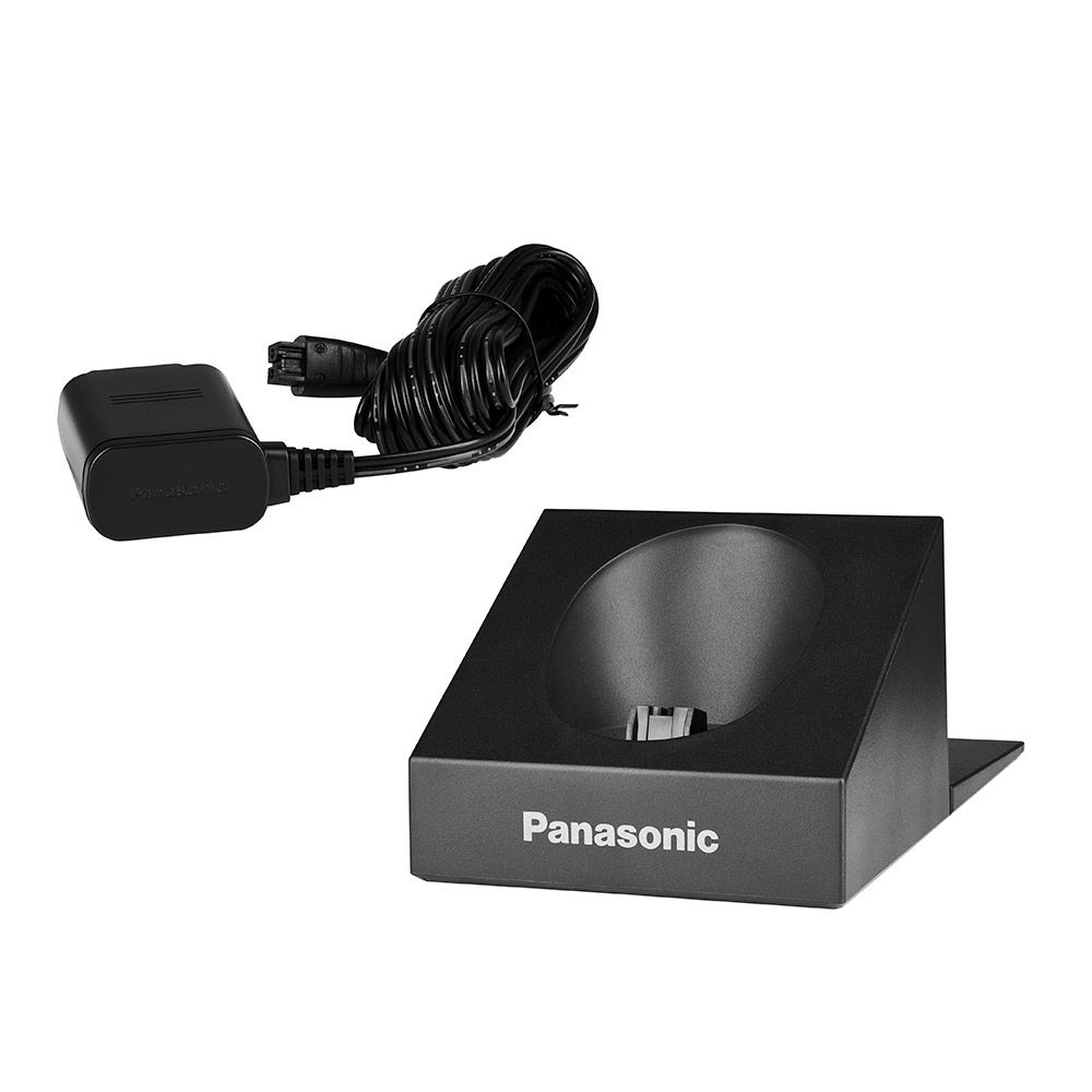 Schwarzes Ladegerät mit Netzteil und Ladestation. Der Schriftzug Panasonic ist auf der Ladestation zu sehen.